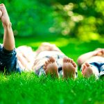 Niños descansando en Vacaciones alternativas 2024