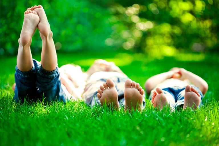 Niños descansando en Vacaciones alternativas 2024